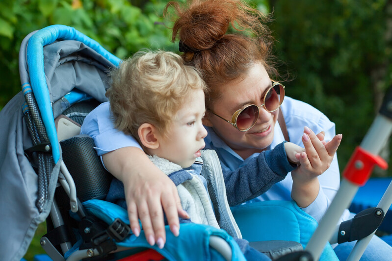 «Привет, особенный малыш!»: как будущим приемным родителям подготовиться к первой встрече с ребенком с нарушениями развития