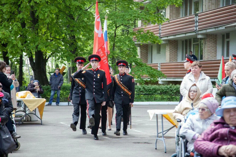 В геронтологических центрах Москвы поддерживают общение подопечных с молодежью