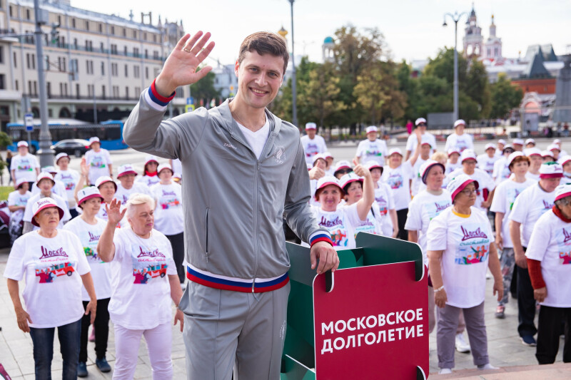 Зарядки долголетия и звездные тренеры: как проходит летний сезон «Московского долголетия»