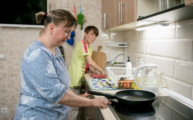 Выпускники соцдомов помогают жителям учреждений в социализации