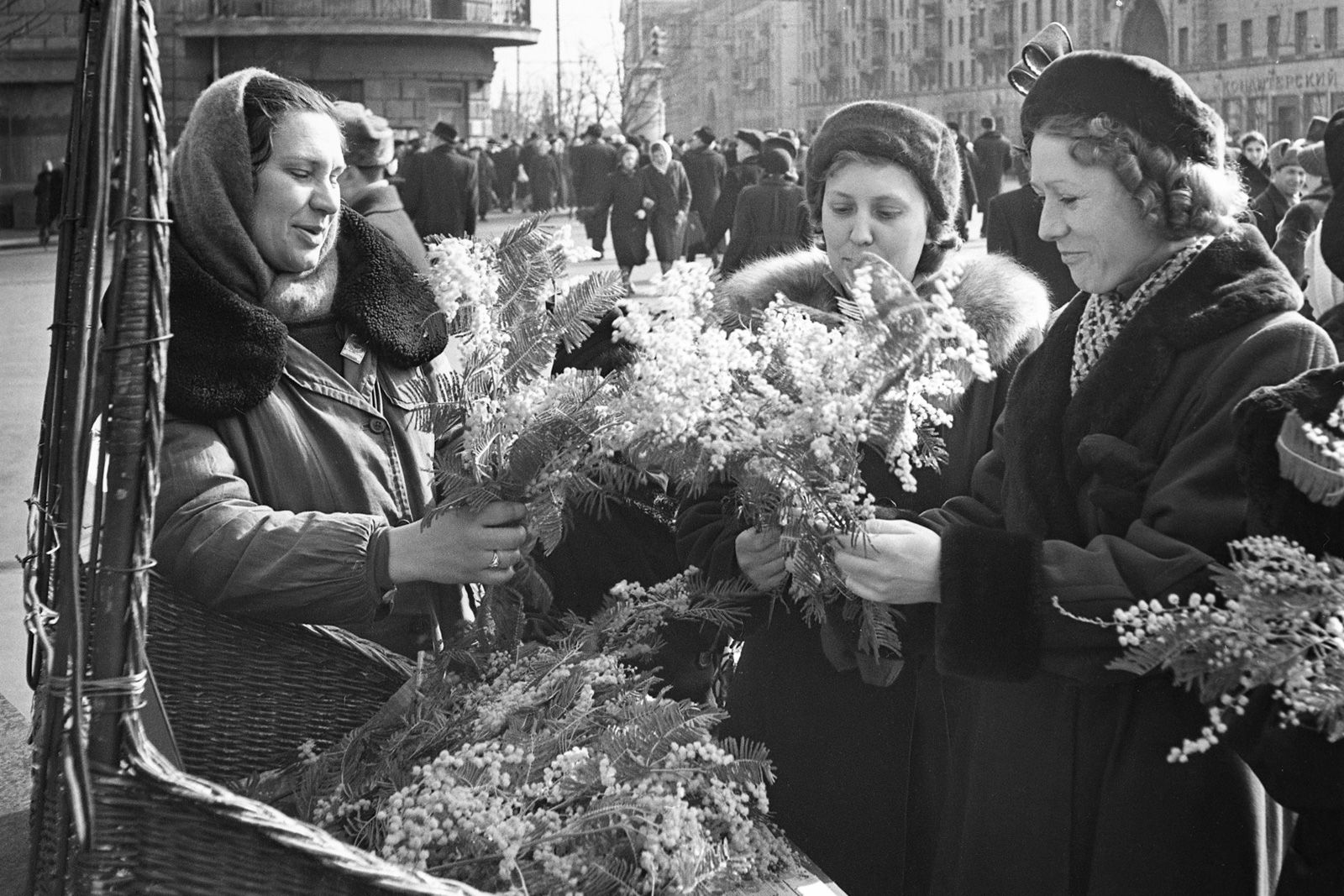 Продажа цветов на улице Горького. Фото А. Агапова. Март 1956 года. Главархив Москвы