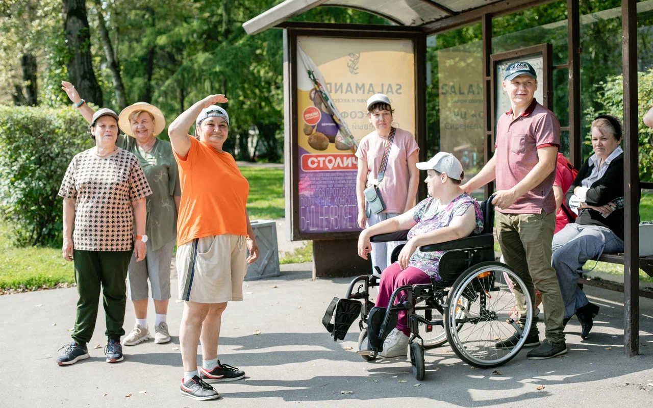 Жители Социального дома «Северное Измайлово» по дороге в городской парк